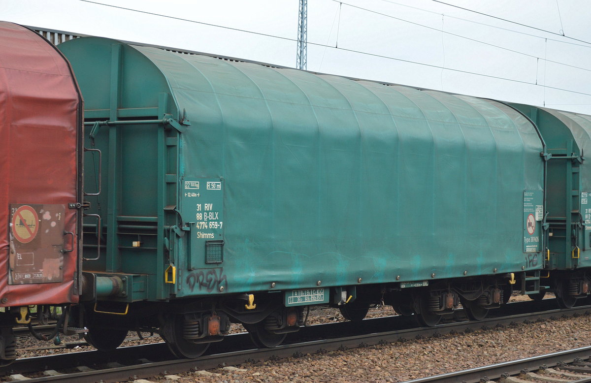 Belgischer Drehgestell-Flachwagen mit Schiebeplane zum Transport von Coils vom Einsteller B-LOGISTICS mit der Nr. 31 RIV 88 B-BLX 4774 659-7 Shimms in einem gemischten Güterzug am 24.05.16 Bf. Flughafen Berlin-Schönefeld.