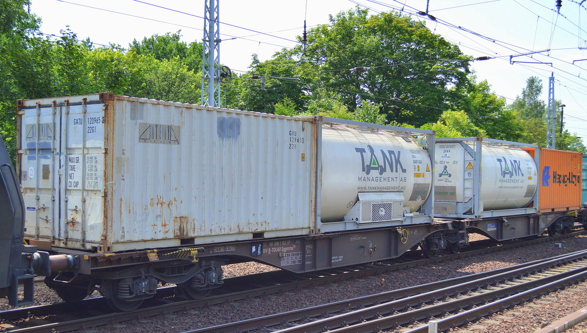 Belgischer Gelenk-Containertragwagen vom Einsteller TOUAX mit der Nr. 33 RIV 88 B-TOUAX 4961 162-3 Sggmrss90 beladen u.a. mit einem 20’ Standard Container GATEWAY CONTAINER aus China und einem 20’ Standard Tankcontainer von TANK MANAGEMENTS (Kühl-Tankcontainer)am 18.07.17 Berlin-Hirschgarten.