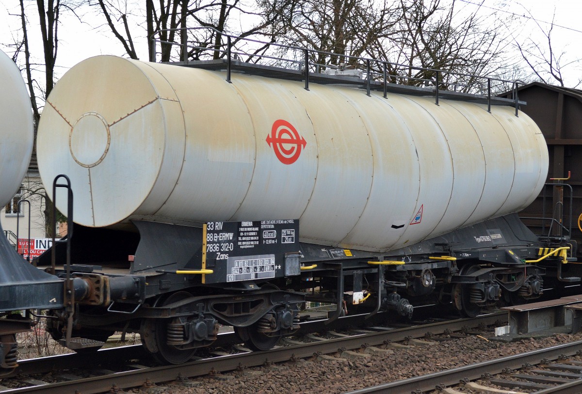 Belgischer Knickkesselwagen vom Einsteller ERMEWA mit der Nr. 33 RIV 88 B-ERMW 7836 312-0 Zans am 02.03.15 Berlin-Karow.