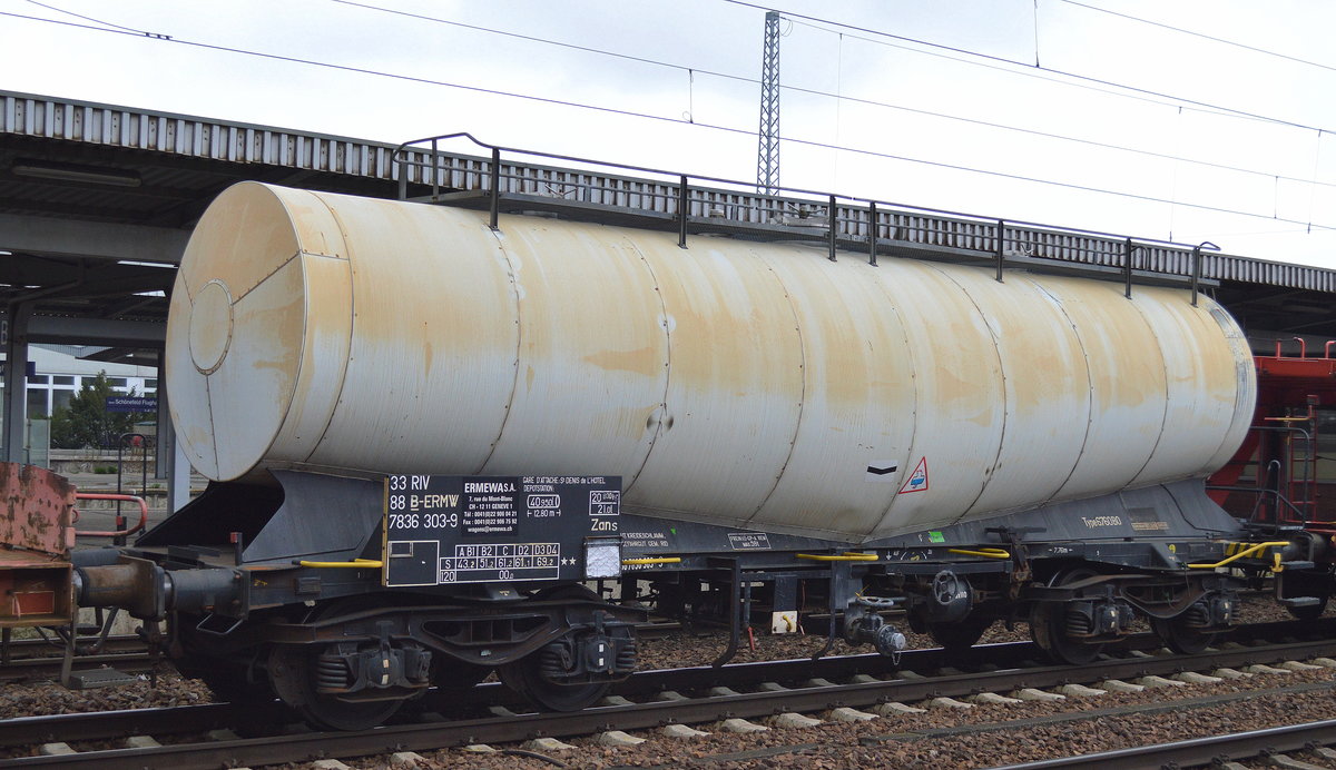 Belgischer Knickkesselwagen zum Transport von Kreideschlamm vom Einsteller ERMEWA S.A. mit der Nr. 33 RIV 88 B-ERMW 7836 303-9 Zans am 14.04.16 in einem gemischten Güterzug, 14.04.16 Bhf. Flughafen Berlin-Schönefeld.
