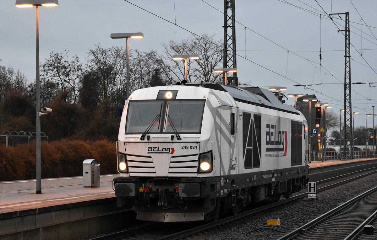 BELog Baustoffe- Entsorgung- Logistik GmbH & Co. KG, Langenau [D] mit der geleasten northrail Vectron Dual Lok  248 084  [NVR-Nummer: 90 80 2248 084-6 D-NRAIL] am 09.12.25 Durchfahrt Bahnhof Stendal Hbf.