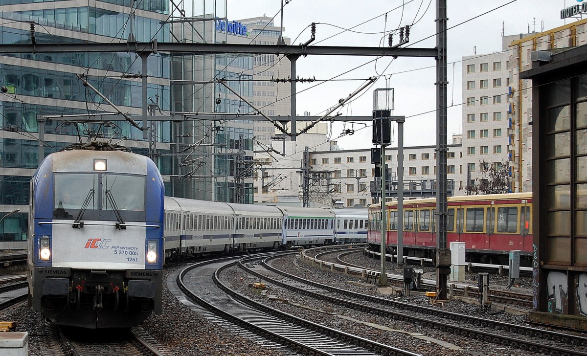 Bereitstellung EC 45 (Berlin Warschau Express) mit IC PKP Lok 5 370 005 bei der Durchfahrt Bhf. Berlin Zool.Garten Richtung Berlin Hbf. (Stadtbahn), 24.11.13
