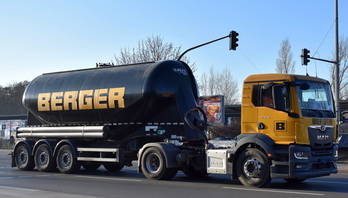 BERGER HOLDING SE mit einem Sattelzug mit MAN TGS 18.480 Zugmaschine u. Eutersilo-Auflieger am 17.12.25 Berlin Marzahn.