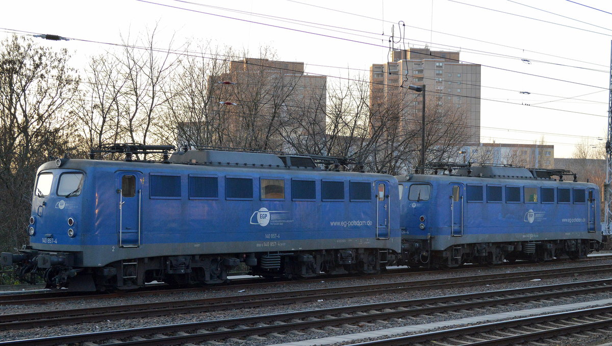 Berlin Greifswalder Str. mit den zwei abgestellten EGP Loks 140 857-4 + 140 824-4 am 16.12.16