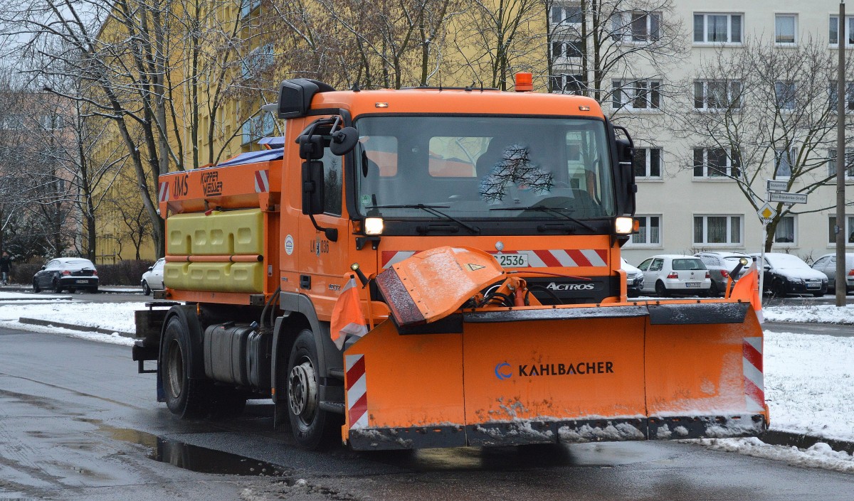 Berliner Stadtreinigung (BSR LK 036) mit MB ACTROS 1832 Streufahrzeug mit Siloaufsatz und Räumschild am 03.02.15 Berlin-Pankow.