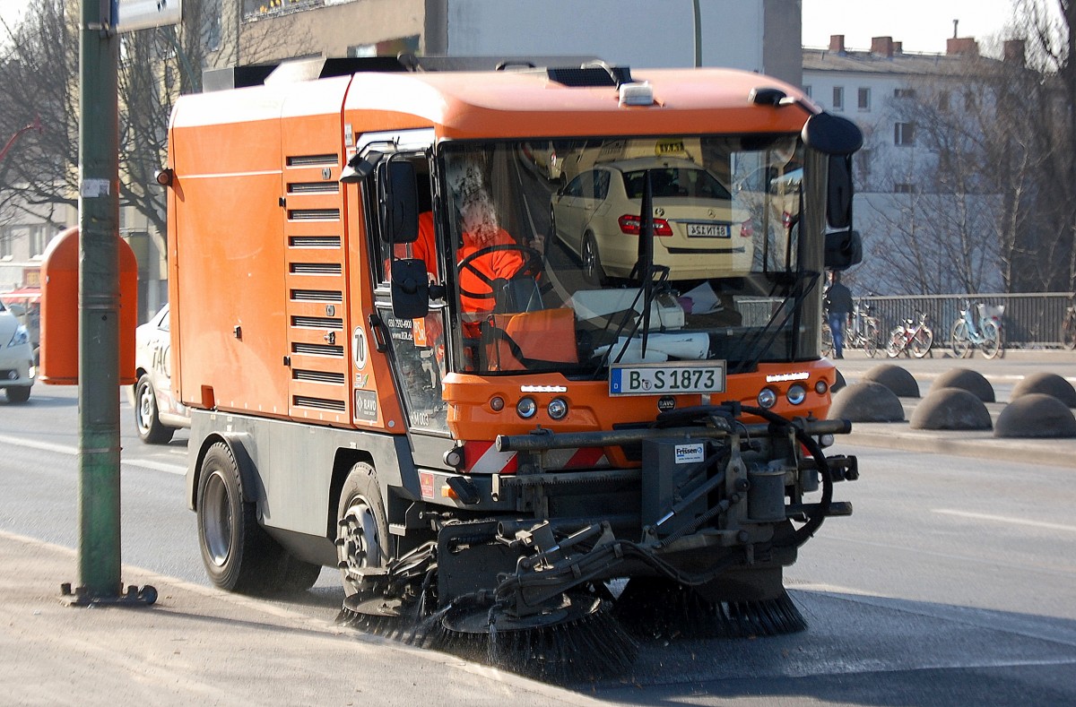 Berliner Stadtreinigung (KM 003) mit den immer noch recht ungewohnten RAVO Typ 560 STH Kehrmaschinen im Einstz Berliner Beusselbr�cke am 25.02.14
