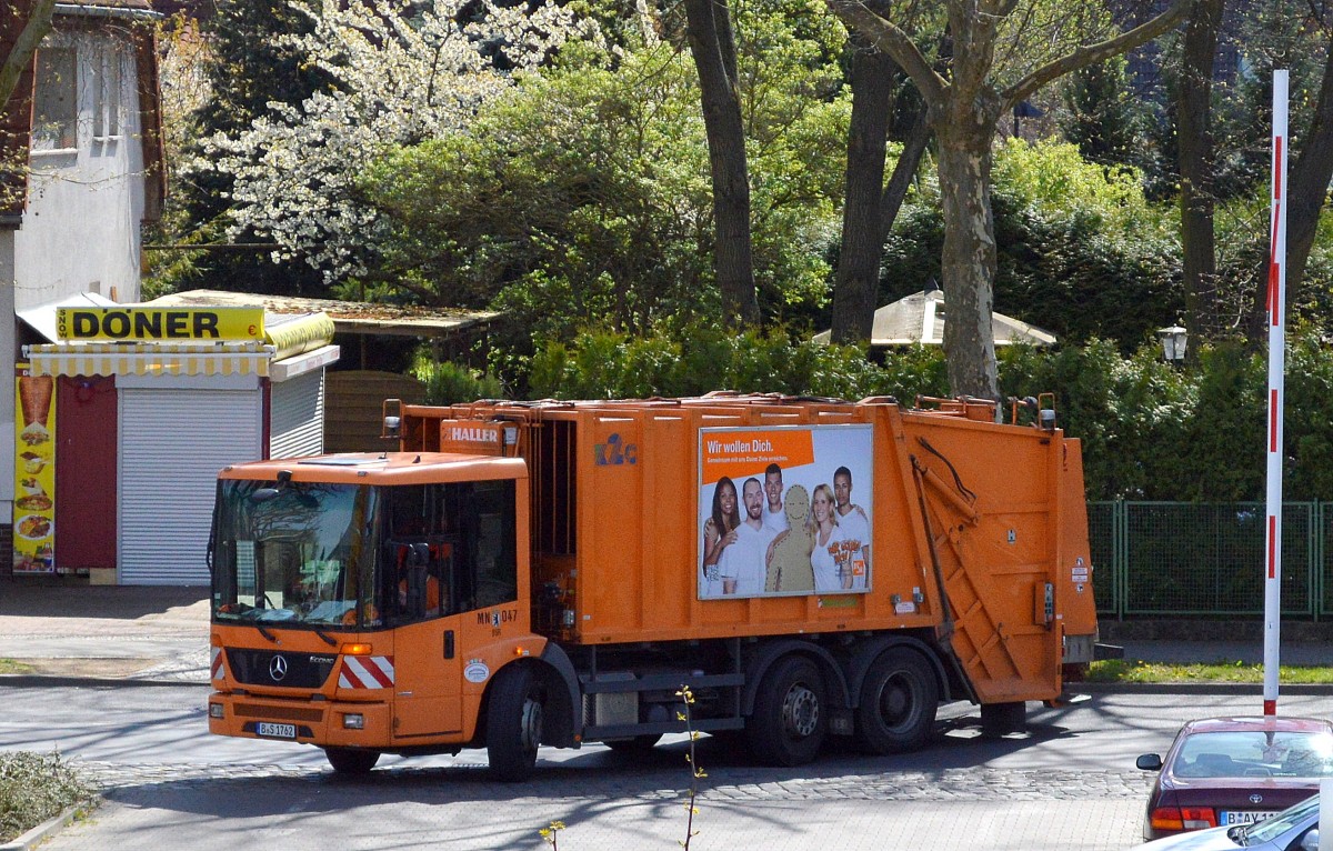 Berliner Stadtreinigung mit MB ECONIC 2629 Müllentsorgungsfahrzeug (BSR MN 047) am 17.04.14 Berlin-Karow.