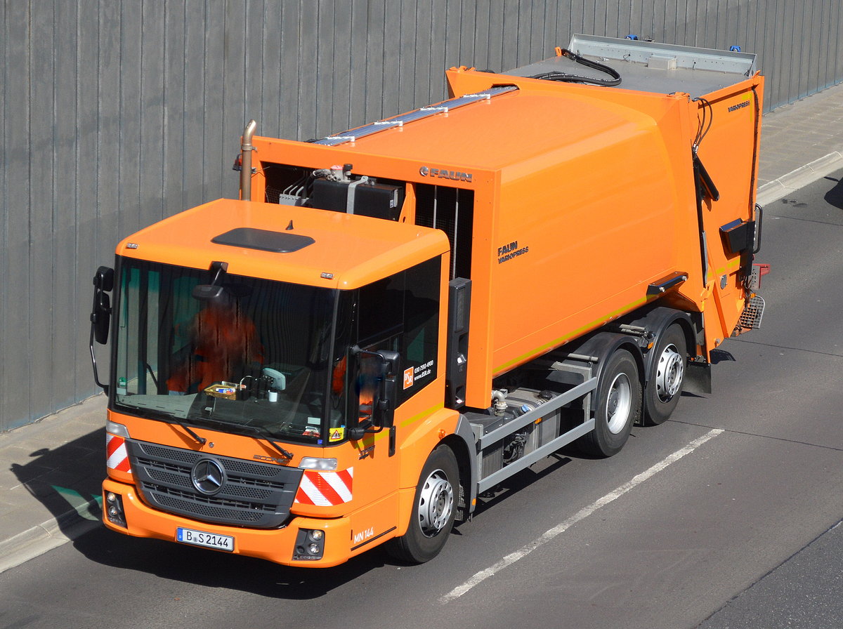 Berliner Stadtreinigung (MN 144) mit MB ECONIC 2629 Müllentsorgungsfahrzeug mit FAUN VARIOPRESS Müllpresse am 21.04.16 Berliner Stadtautobahn Höhe Knobelsdorffstr.