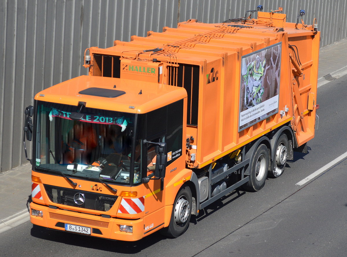 Berliner Stadtreinigung (MN 449) mit MB ECONIC 2628 Müllentsorgungsfahrzeug mit HALLER Müllpresse am 21.04.16 Berliner Stadtautobahn Höhe Knobelsdorffstr.