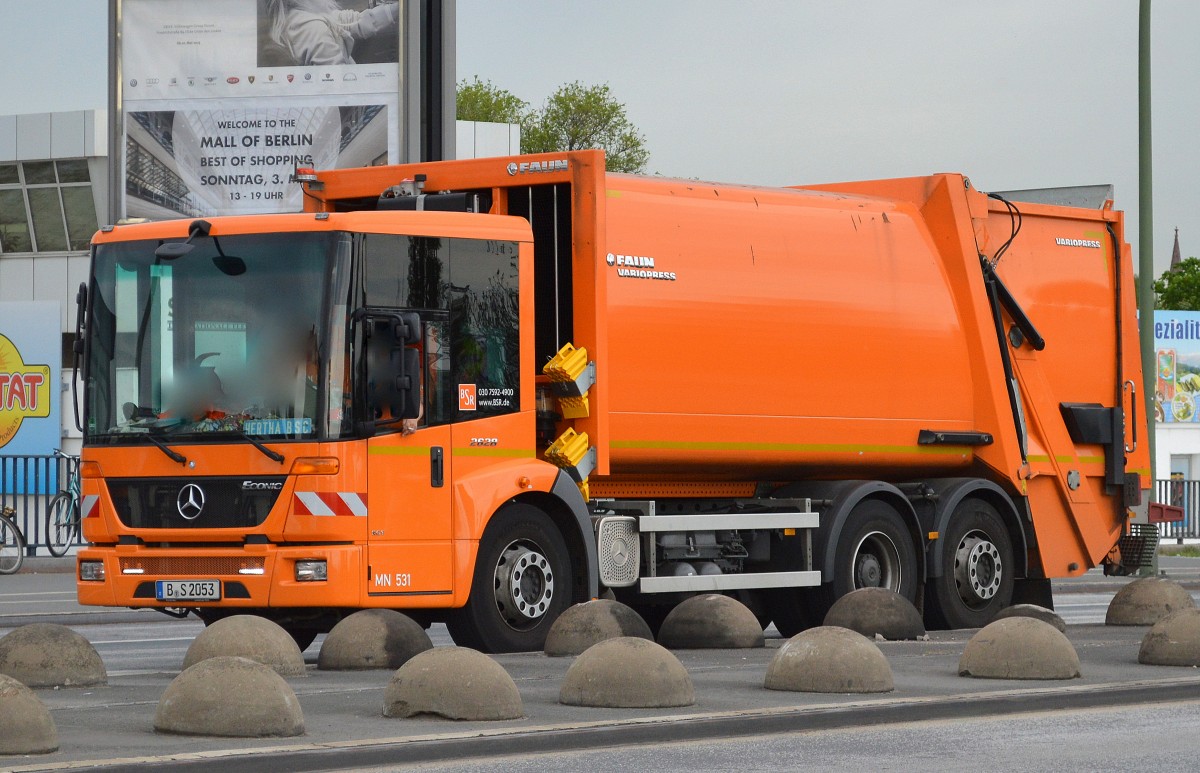Berliner Stadtreinigung (MN 531) mit MB ECONIC 2628 Müllentsorgungsfahrzeug mit FAUN VARIOPRESS Müllpresse am 05.05.15 Berlin-Beusselbrücke. 