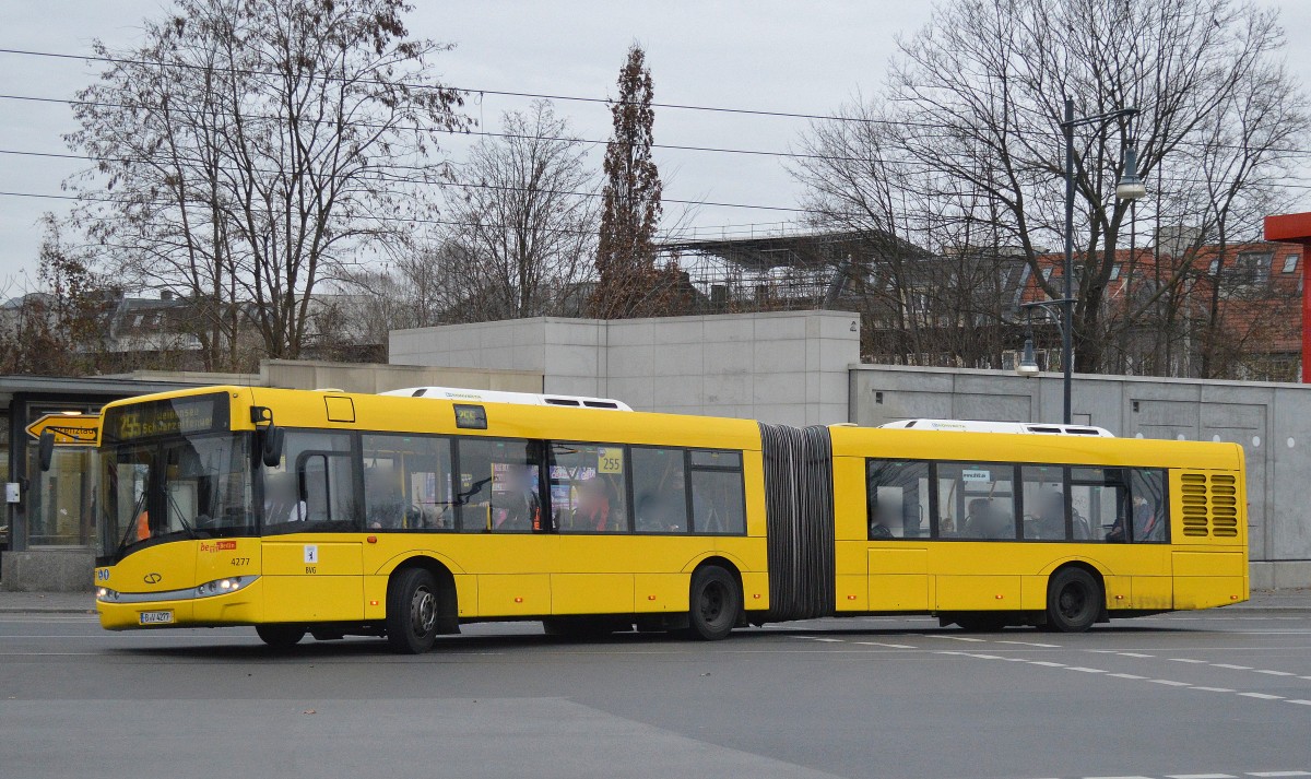 Berliner Verkehrsbetriebe mit einem Gelenkbus Solaris GN 07 (Urbino 18) BVG-Nr.4277 in dem neuen Gelbton auf der Linie 255 Richtung Weißensee am 15.12.14 Berlin-Pankow.          