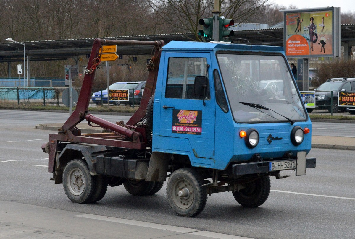 Betagtes Multicar Fahrzeug als Absetzkipper weiter unverwüstlich im Einsatz für eine Berliner Entsorgungsfirma, 15.03.16 Berlin-Marzahn. 