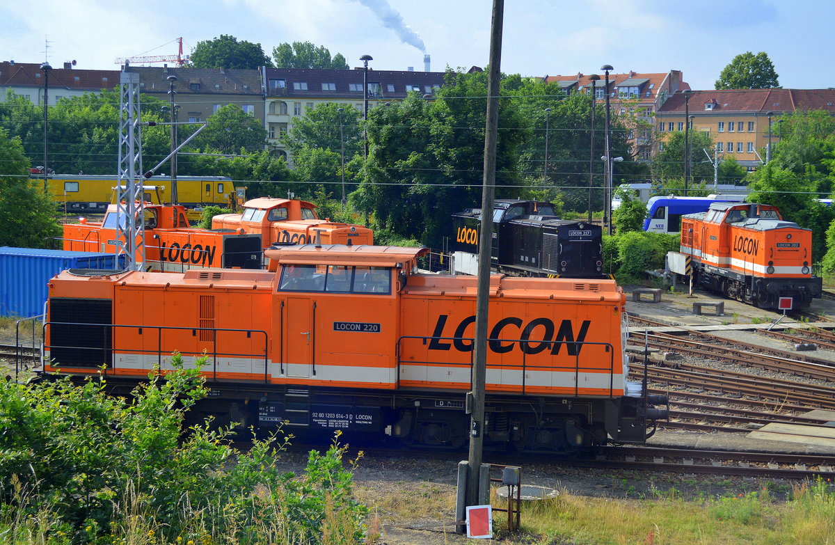 Bild aus der RB24 durchs Fenster, der LOCON Lok Stützpunkt am Rande des BF. Berlin Lichtenberg am alten Lokschuppen Berlin Nöldenerplatz an diesem Tag mit einer großen Anzahl ihres Diesellok Fuhrparks, im Vodergrund LOCON 220 (203 614-3, LEW Bj.1973) im Hintergrund LOCON 202(201 211-0), 205 (212 263-8), 215 (214 005-1), 217 (203 123-5), Auftragsmangel oder Betriebsversammlung?, 18.06.16