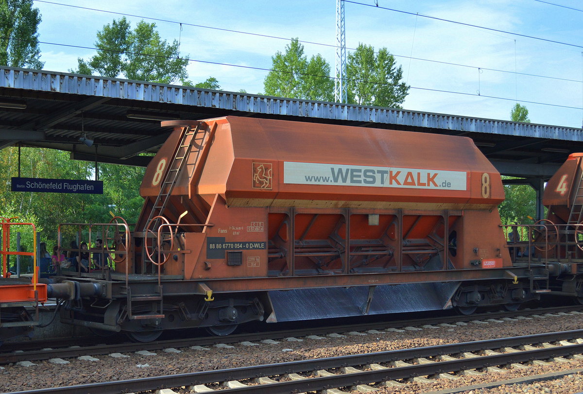 Bisher noch nie gesehen diesen Wagentyp, diese sicherlich nicht mehr ganz taufrischen Drehgestell-Schüttgutwagen mit dosierbarer Schwerkraftentladung vom Einsteller WLE, im Bild der Wagen mit der Nr. 88 80 6770 054-0 D-WLE Fans mit Firmenlogo www.WESTKALK.de  am 28.07.16 in einem Ganzzug baugleicher Wagen bei der Durchfahrt Bf. Flughafen Berlin-Schönefeld.