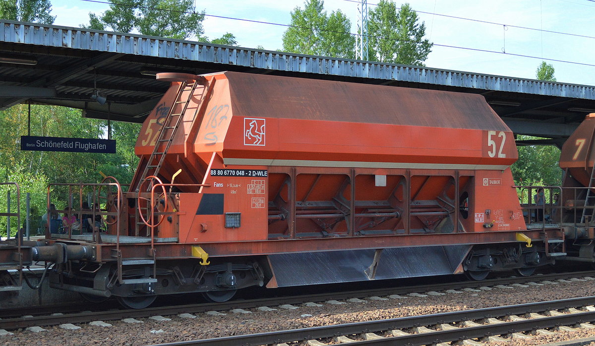 Bisher noch nie gesehen diesen Wagentyp, diese sicherlich nicht mehr ganz taufrischen Drehgestell-Schüttgutwagen mit dosierbarer Schwerkraftentladung vom Einsteller WLE, im Bild der Wagen mit der Nr. 88 80 6770 048-2 D-WLE Fans am 28.07.16 in einem Ganzzug baugleicher Wagen bei der Durchfahrt Bf. Flughafen Berlin-Schönefeld.