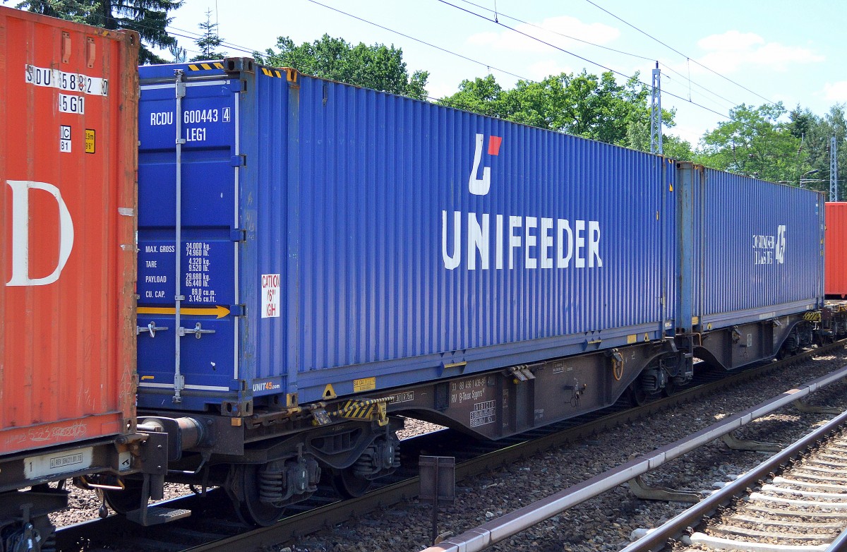 Blauer UNIFEEDER Container vom europaweit agierenden d�nischen Containerzubringerunternehmen Unifeeder A/S am 30.06.15 Berlin-Hirschgarten