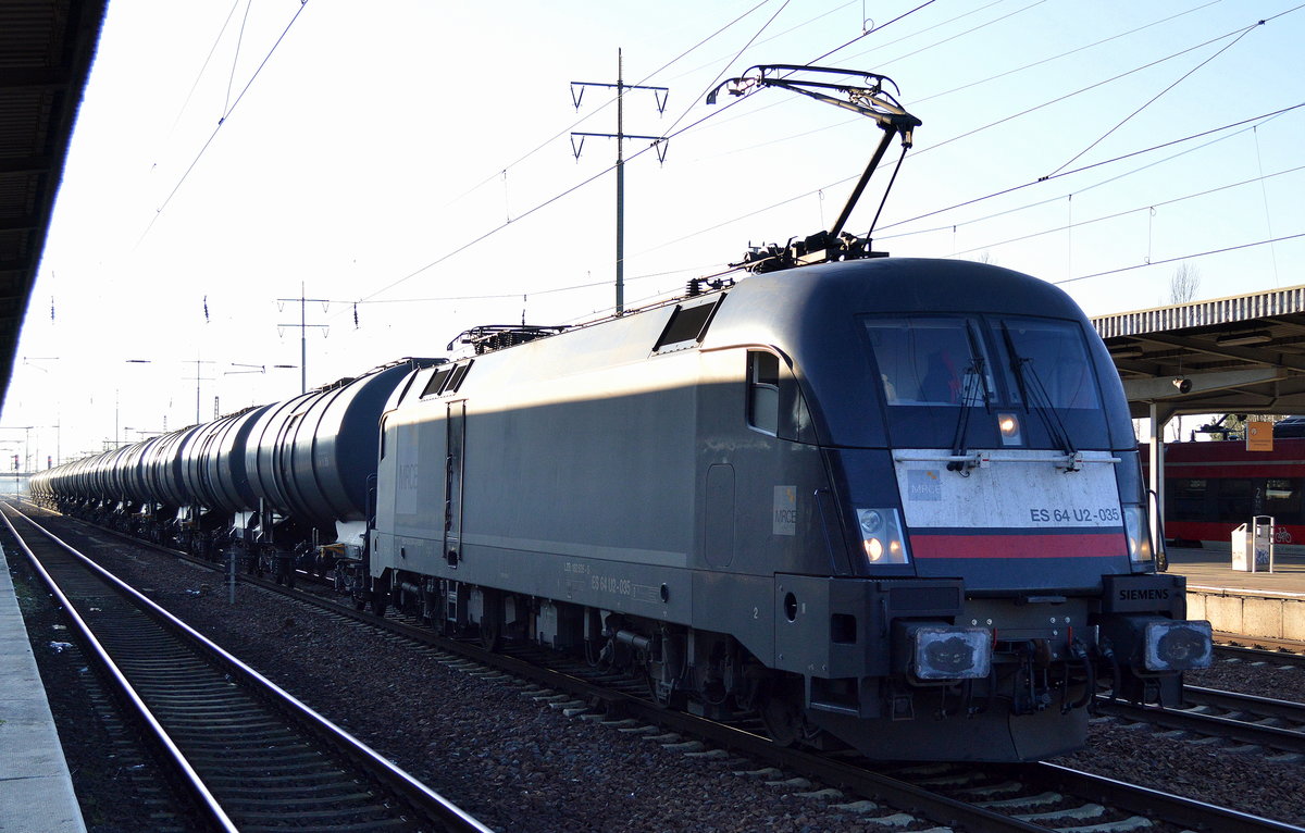 Blöde Lichtverhältnisse jetzt im Dezember, trotzdem eine echte Überraschung, ein TXL-MRCE Taurus ES 64 U2-035 mit Kesselwagenzug (ungewöhnliche TXL-Güterleistung in unseren Breiten) für Ethanol am 07.12.17 Bf. Flughafen Berlin-Schönefeld.