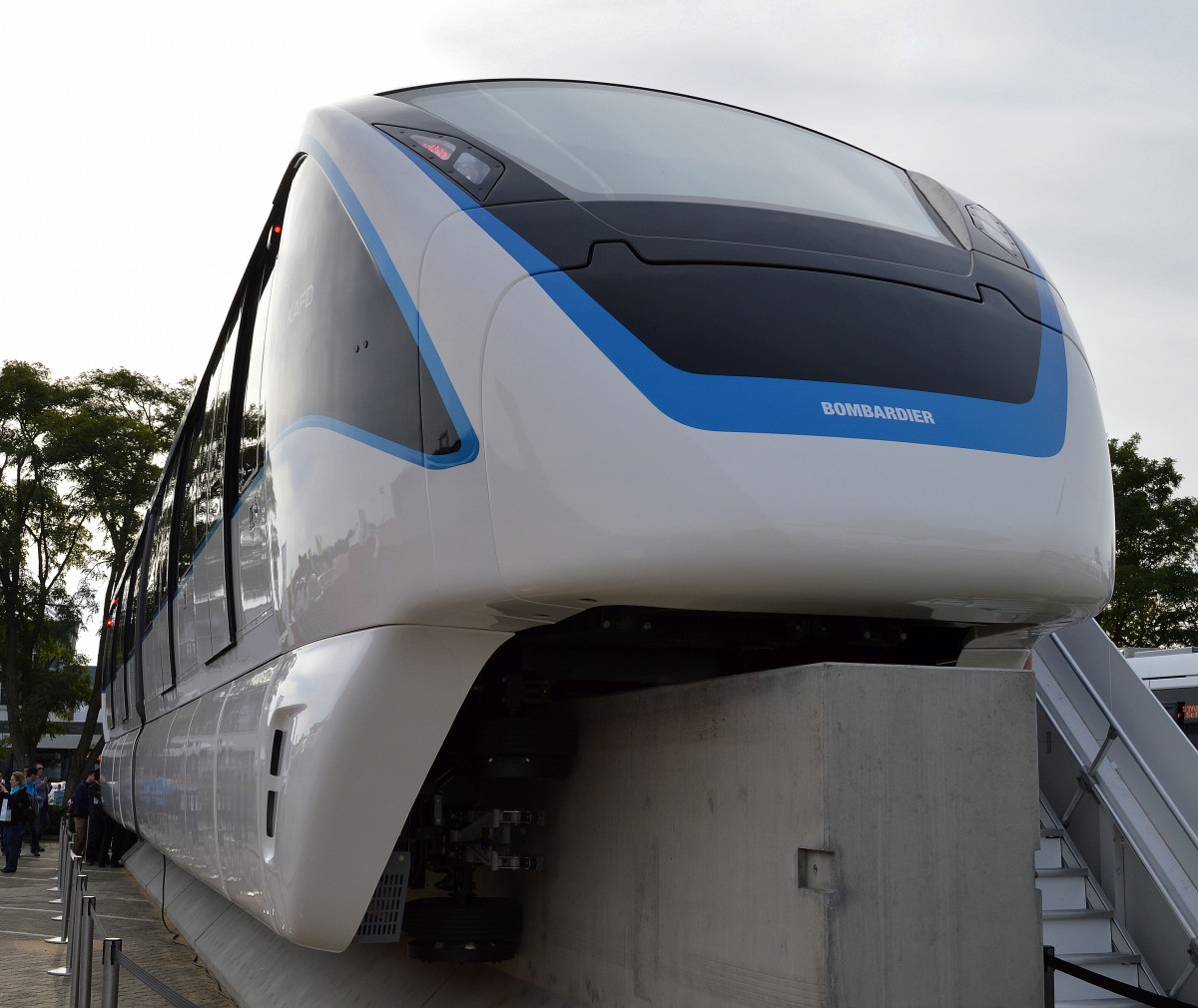 Bombardier präsentiert die spurgebundene, automatisierte Einschienenbahn INNOVA Monorail APM 300, ältere Systeme sind schon weltweit auf einigen Flughäfen im Einsatz als fahrerlose voll automatisierte Transportsysteme meist direkt zu den Terminals eingesetzt. Das neue System wurde bereits von Münschen bestellt und neue Strecken werden in Dubai und Dschidda gebaut, 24.09.14 Inno Trans Berlin.