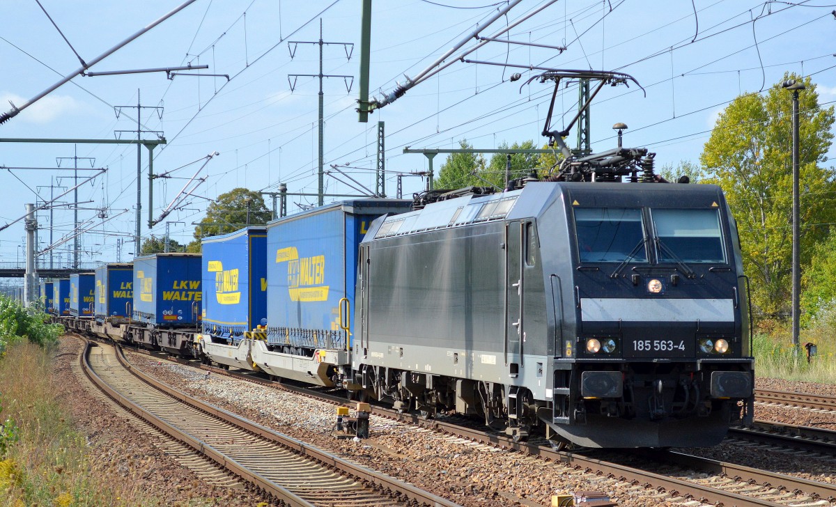 BoxXpres mit MRCE Mietlok 185 563-4 und KLV-Zug (LKW-WALTER) bei der Durchfahrt Bhf. Flughafen Berlin-Schönfeld, 03.09.14
