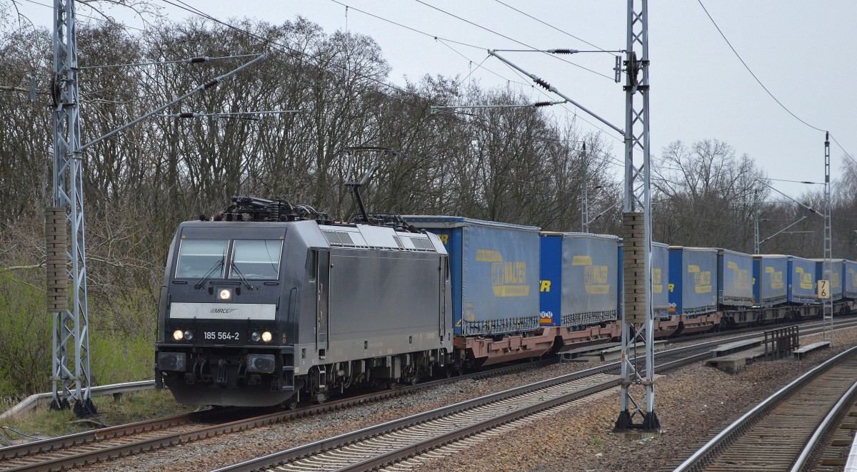 BoxXpress mit MRCE Mietlok 185 564-2 mit Taschenwagenzug Richtung Rostock am 18.03.14 Mühlenbeck/Mönchmühle b.Berlin.
