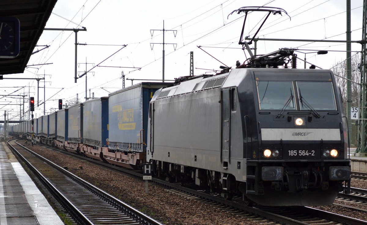 BoxXpress mit MRCE Mietlok 185 564-2 mit langem Taschenwagenzug fährt zum Kurzhalt im Bhf. Flughafen Berlin-Schönfels ein. 19.03.14 Es geht weiter Richtung Rostock.