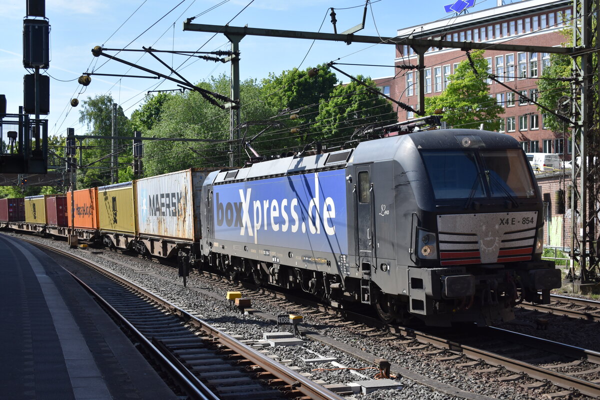boxXpress.de GmbH, Hamburg [D] mit der geleasten BRCE Vectron  X4 E - 854 , Name:  Lea  [NVR-Nummer: 91 80 6193 854-7 D-DISPO] und einem Containerzug Richtung Hamburger Hafen am 14.05.25 Höhe Bahnhof Hamburg-Harburg.