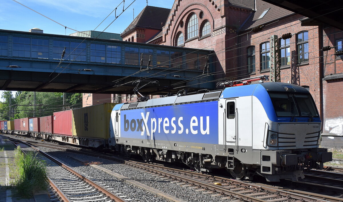boxXpress.de GmbH, Hamburg [D] mit ihrer  193 840  [NVR-Nummer: 91 80 6193 840-6 D-BOXX] und einem Containerzug Richtung Hamburger Hafen am 14.05.25 Höhe Bahnhof Hamburg-Harburg.