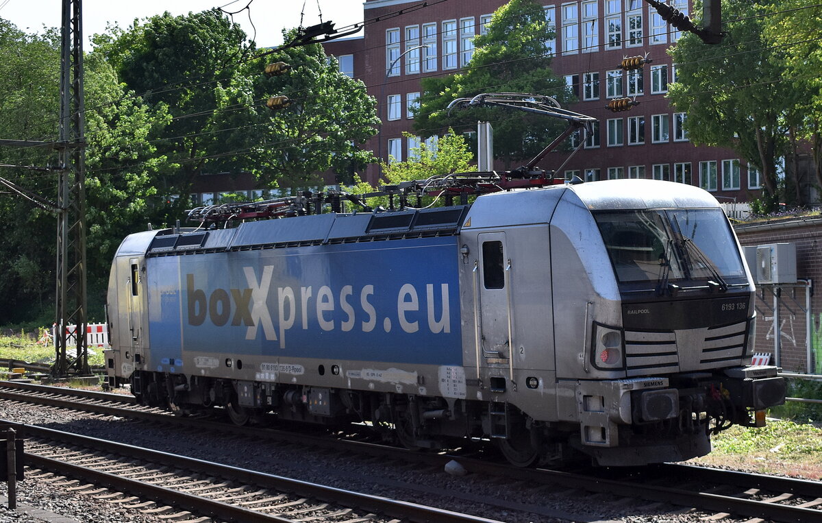 boxXpress.de GmbH, Hamburg [D] mit der geleasten Railpool Vectron  6193 136  [NVR-Nummer: 91 80 6193 136-9 D-Rpool] am 14.05.25 Höhe Bahnhof Hamburg-Harburg.