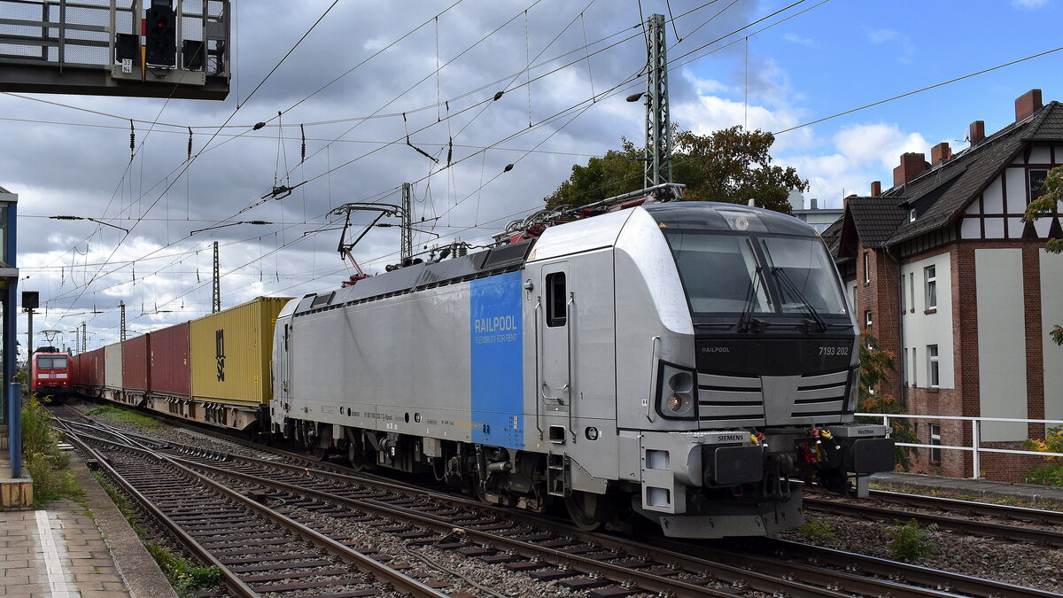 boxXpress.de GmbH, Hamburg [D] mit der geleasten Railpool Vectron  7193 202  [NVR-Nummer: 91 80 7193 202-7 D-Rpool] und einem Containerzug am 23.09.25 Höhe Bahnhof Magdeburg-Neustadt.