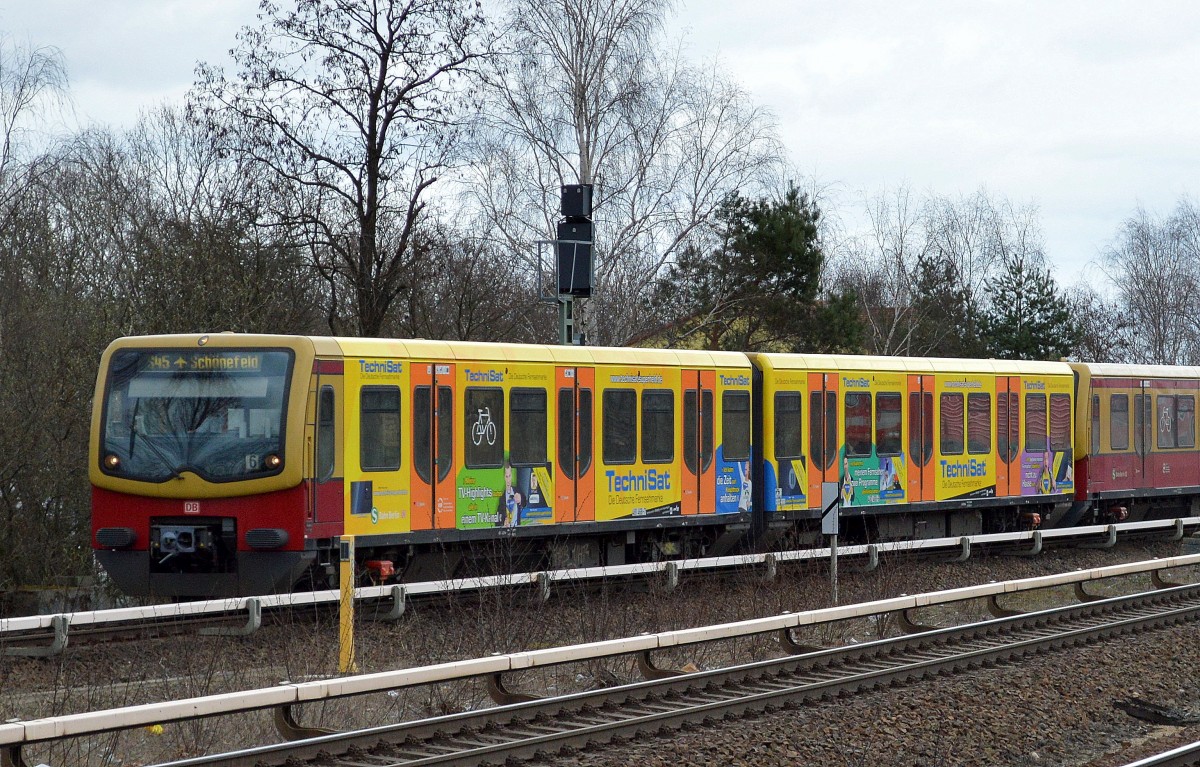 BR 481 der Berliner S-Bahn mit Werbefolie am 29.03.15 Linie S45 Richtung Flughafen Schönefeld bei der Einfahrt S-Bhf. Berlin-Jungfernheide. 