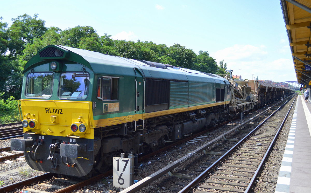BRLL Lok RL002 (266 032-2) für HHPI mit Schüttgutförderzug am 09.08.17 Gbf. Nerlin Neukölln. 