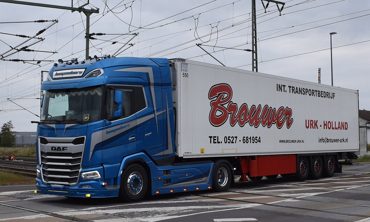 BROUWER URK INT. TRANSPORT (Niederlande) mit einem Sattelzug mit herrlicher DAF XG+ 400(480?) Zugmaschine am 01.10.25 Höhe Bahnübergang Rodleben.