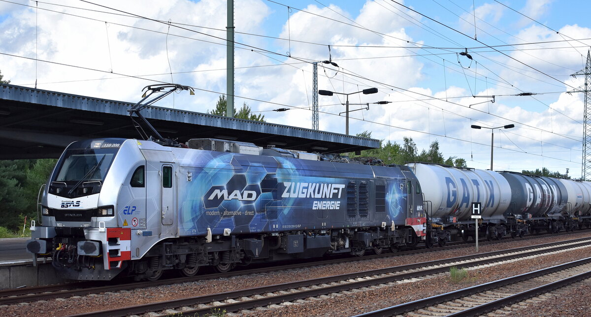 BSAS EisenbahnVerkehrs GmbH & Co. KG, Mülsen [D] mit der geleasten ELP Eurodual Lok  159 208  [NVR-Nummer: 90 80 2159 208-8 D-ELP] und einem Kesselwagenzug (für Dieselkraftstoff) am 04.08.25 Durchfahrt Bahnhof Schönefeld bei Berlin.
