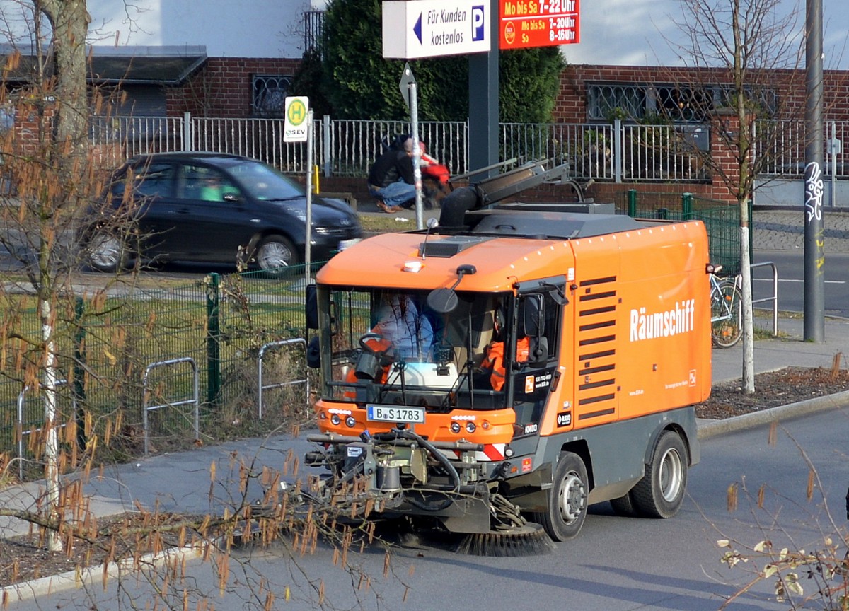 BSR mit RAVO Kehrmaschine am 07.03.14 Berlin-Karow.