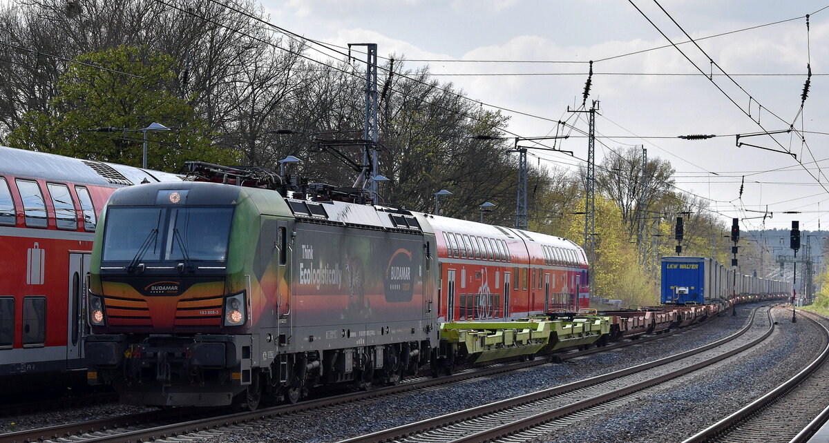 BUDAMAR LOGISTICS, a.s., Bratislava [SK] mit der geleasten RSL Vectron   193 808-3  [NVR-Nummer: 91 80 6193 808-3 D-RAILL] und einem KLV-Zug am 14.04.25 Höhe Bahnhof Saarmund.