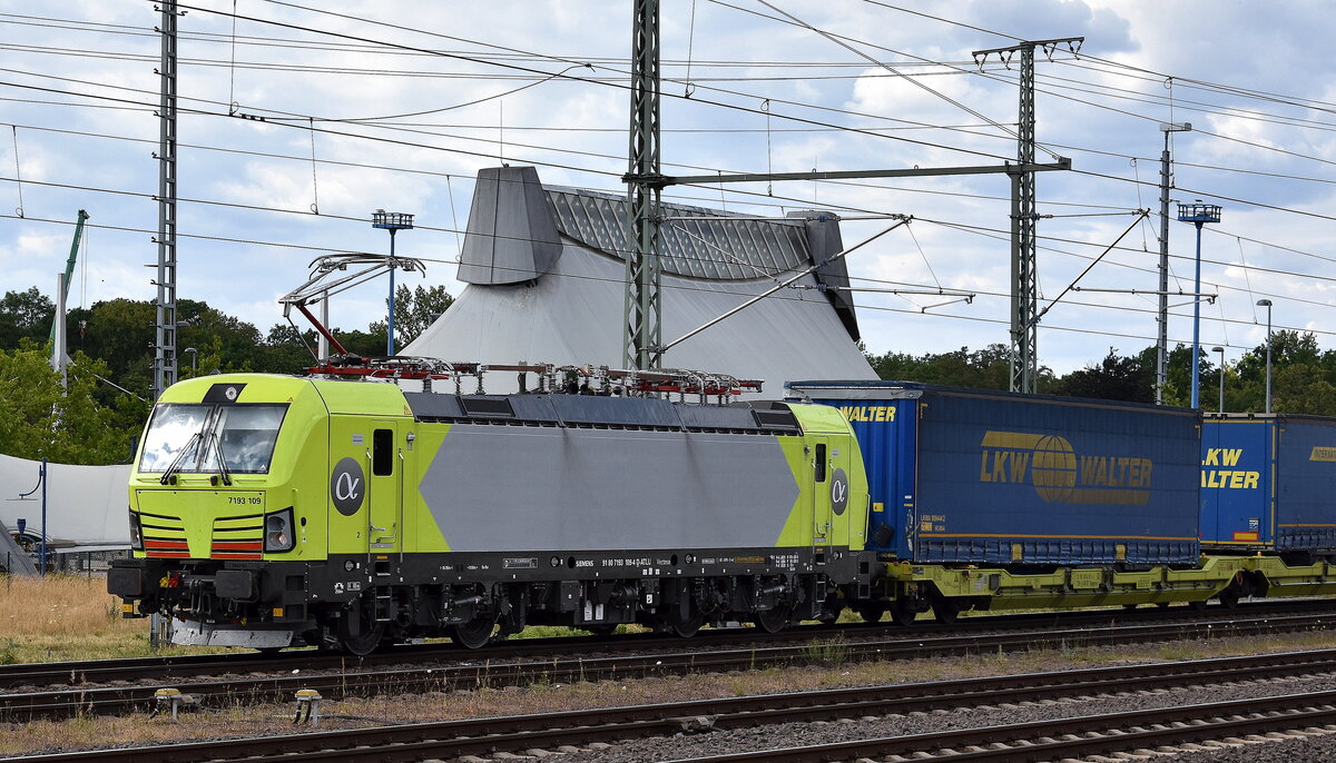 BUDAMAR LOGISTICS, a.s., Bratislava [SK] mit der neuen geleasten ATLU Vectron  7193 109  [NVR-Nummer: 91 80 7193 109-4 D-ATLU] und einem KLV-Zug am 10.07.25 Höhe Bahnhof Magdeburg Hbf.