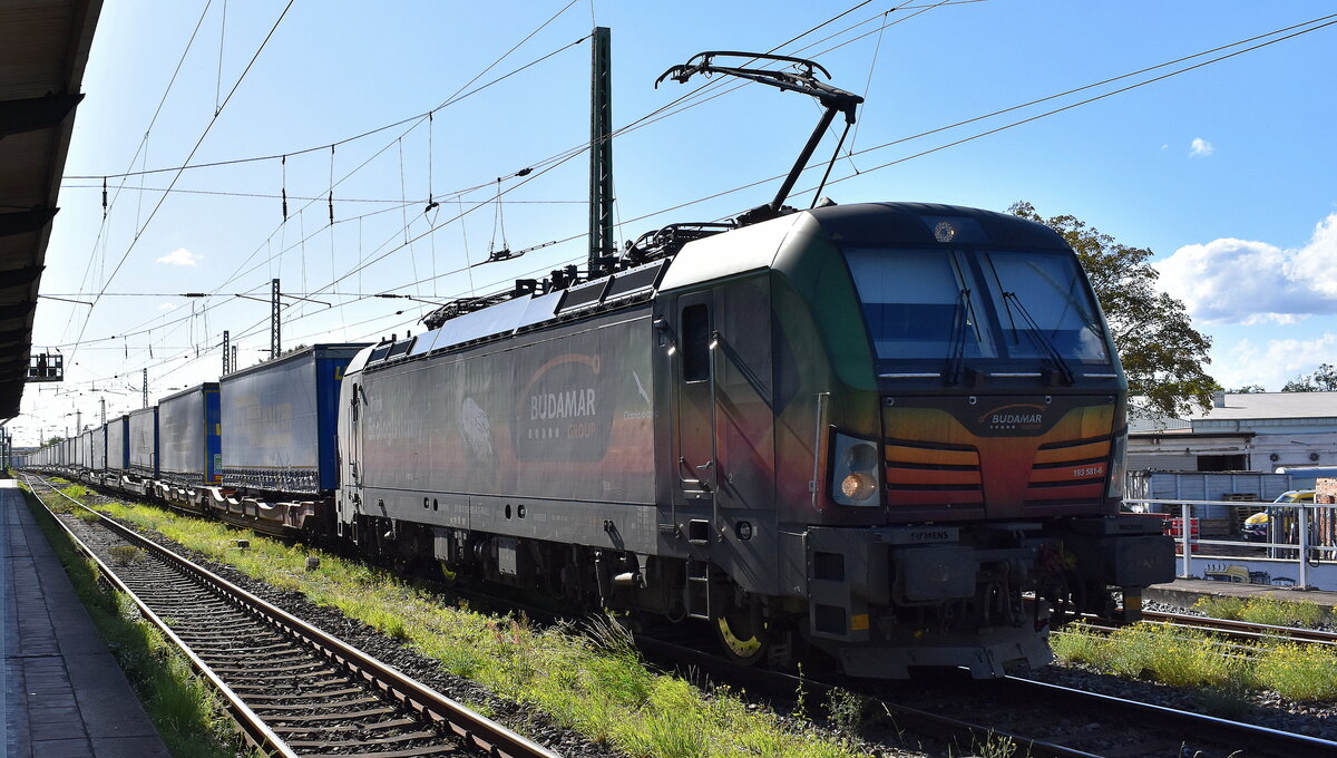 BUDAMAR LOGISTICS, a.s., Bratislava [SK] mit der geleasten Rolling Stock Lease s.r.o. Vectron  193 581-6  [NVR-Nummer: 91 80 6193 581-6 D-RAILL] und einem KLV-Zug am 15.09.25 Höhe Bahnhof Magdeburg-Neustadt.