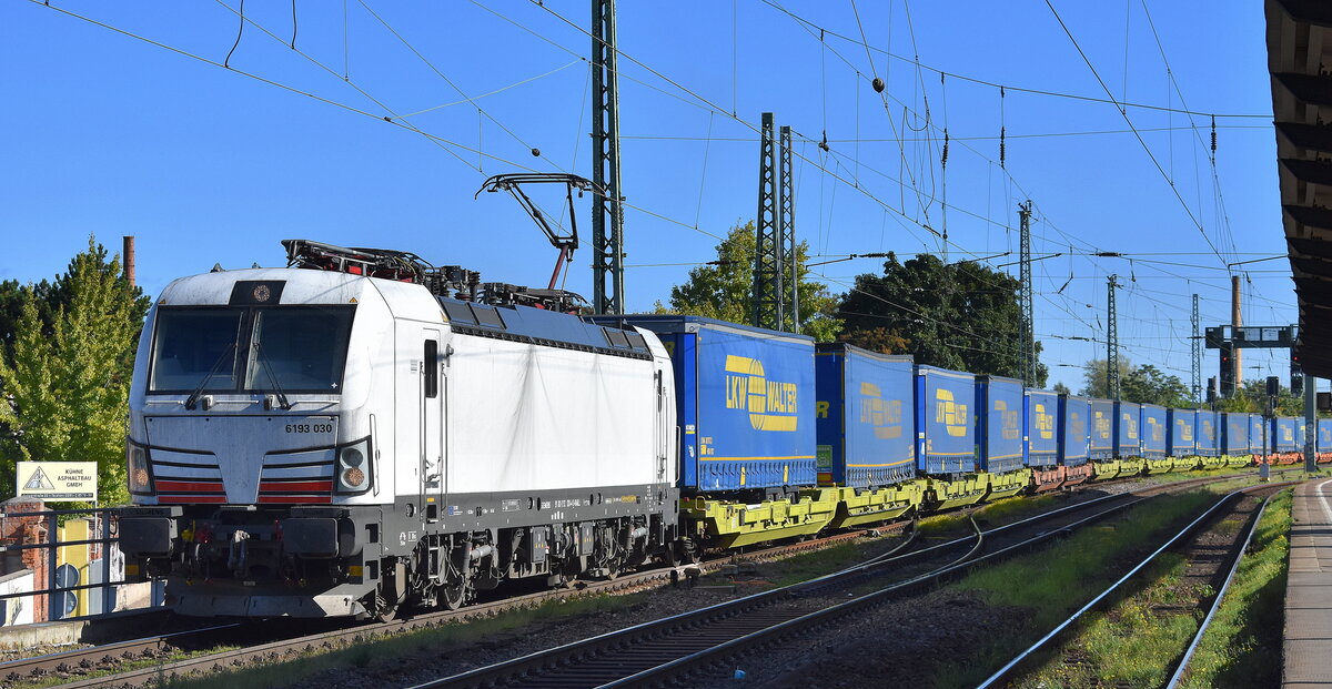 BUDAMAR LOGISTICS, a.s., Bratislava [SK] mit der geleasten Rolling Stock Lease s.r.o. Vectron  6193 030  [NVR-Nummer: 91 80 6193 030-4 D-RAILL] und einem KLV-Zug am 23.09.25 Höhe Bahnhof Magdeburg-Neustadt.