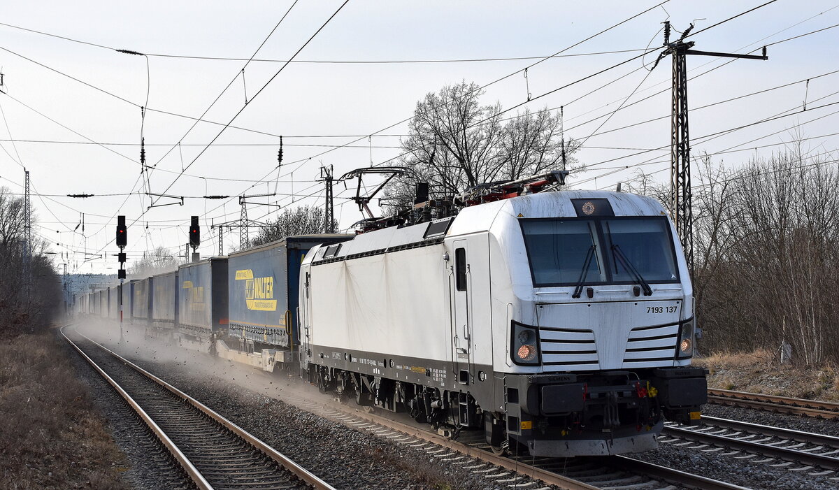 BUDAMAR LOGISTICS, a.s., Bratislava [SK] mit der geleasten Rolling Stock Lease s.r.o. Vectron  7193 137  [NVR-Nummer: 91 80 7193 137-5 D-RAILL] und einem KLV-Zug Richtung Rostock-Seehafen am 09.03.26 Höhe Bahnhof Saarmund.