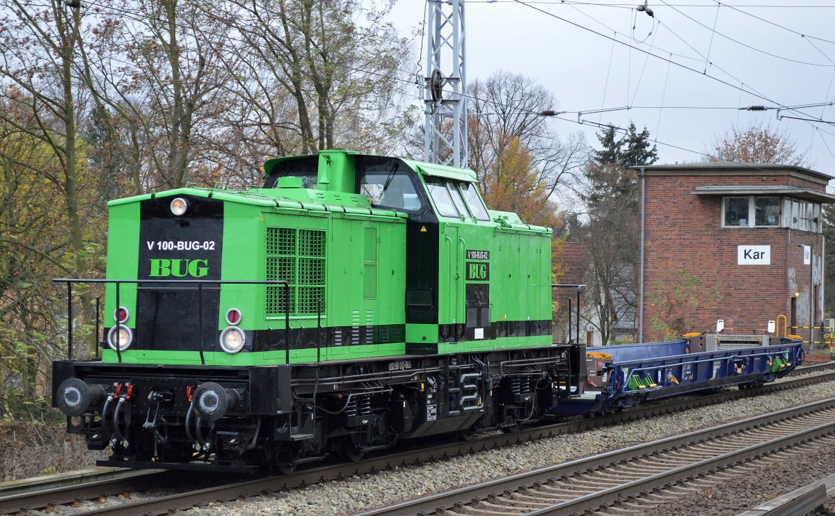 BUG V 100-BUG-02 (202 501-3) mit ihrem Niederflurwagen für Straßenfahrzeuge am 10.11.15 Berlin-Karow Richtung Bernau.