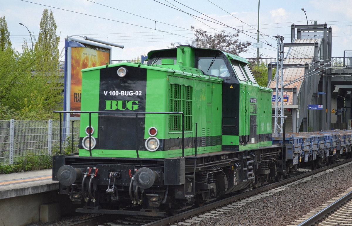 BUG V 100-BUG-02 (202 501-3) mit zwei Drehgestell-Flachwagen am 03.05.16 Berlin-Hohenschönhausen.