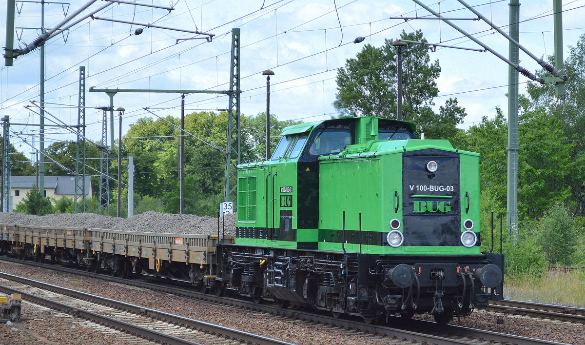 BUG V 100-BUG-03 (202 520-3) mit Schotterzug am 04.07.17 Bf. Flughafen Berlin-Schönefeld.