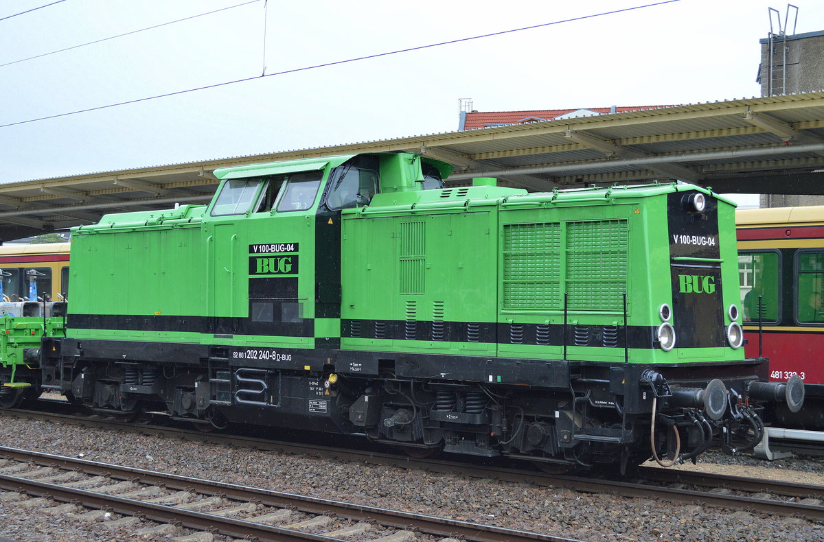 BUG V 100-BUG-04 (202 240-8) mit einigen Drehgestell-Flachwagen am 16.05.17 Bf. Berlin-Lichtenberg.
