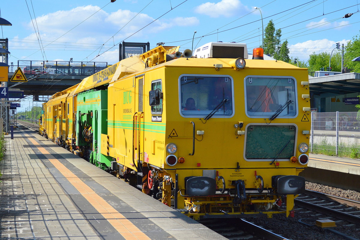 BUG Verkehrsbau AG mit ihrer Stopfmaschine P&T UNIMAT 09-475/4S N-DYNAMIC + P&T Schotterplaniermaschine SSP 100 am 15.05.17 Durchfahrt Bf. Berlin-Hohenschönhausen.