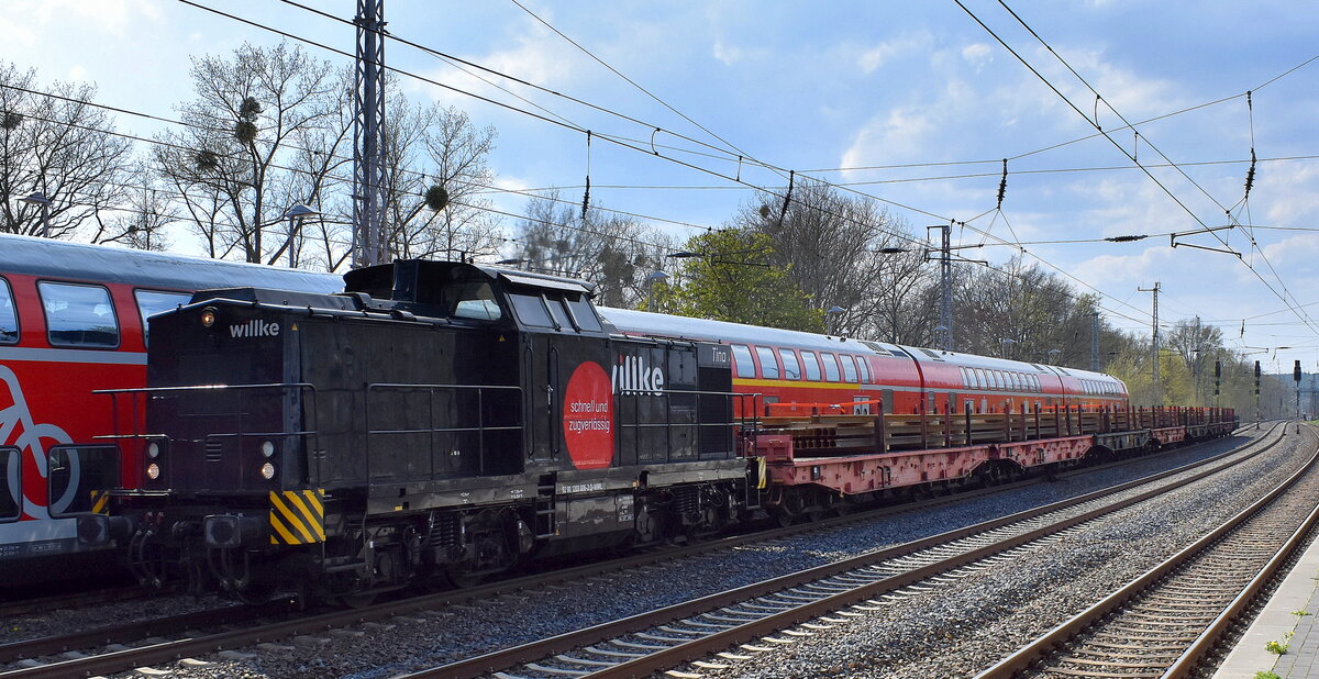BUG Verkehrsbau AG mit der von Willke Logistics GmbH schon seit längerem angemieteten  203 006-2 , Name:  Tina  [NVR-Nummer: 92 80 1203 006-2 D-WWL]  und einem Schienen-Transportzug am 14.04.25 Höhe Bahnhof Saarmund.