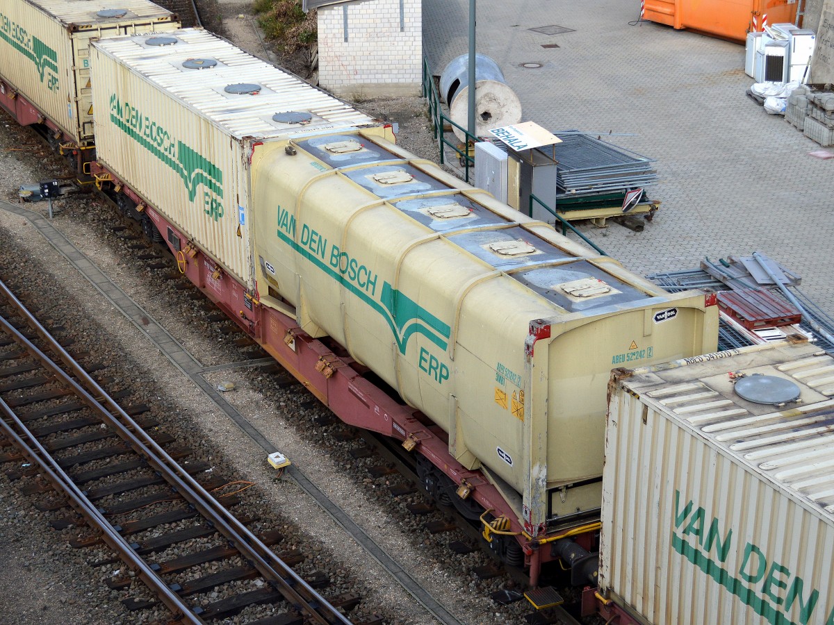 Bulk-Container von VAN DEN BOSCH/ERP am 22.09.14 Berliner Westhafen auf dem Weg zum Terminal.