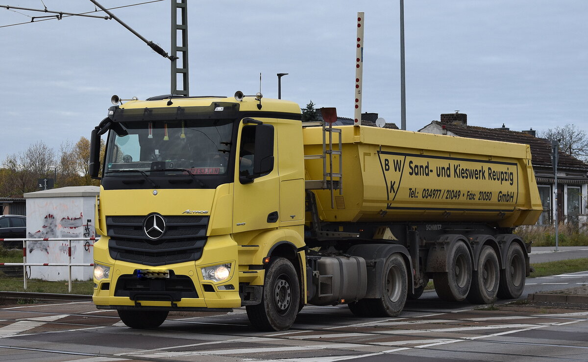 BWK Sand und Kieswerk Reupzig GmhH mit einem Sattelkipper mit MB ACTROS 1843 Zugmaschine am 04.11.25 Bahnübergang Bahnhof Rodleben.
