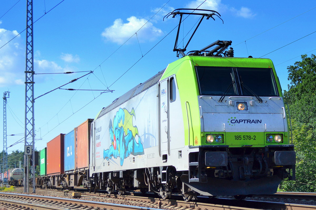 Captain/ITL 185 578-2 mit dem Supermann auf der Seite  mit Containerzug am 07.08.17 Berlin-Wuhlheide.