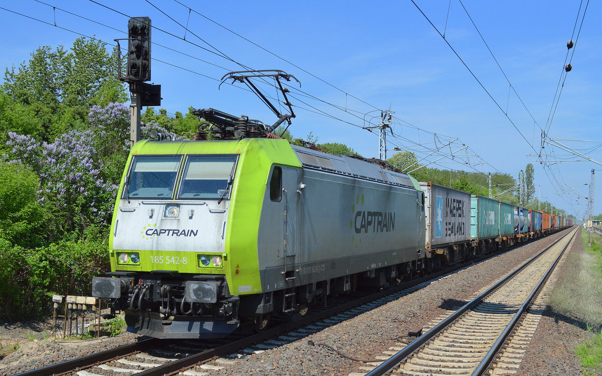 Captrain 185 542-8 mit Containerzug am 10.05.16 Berlin-Hohenschönhausen.