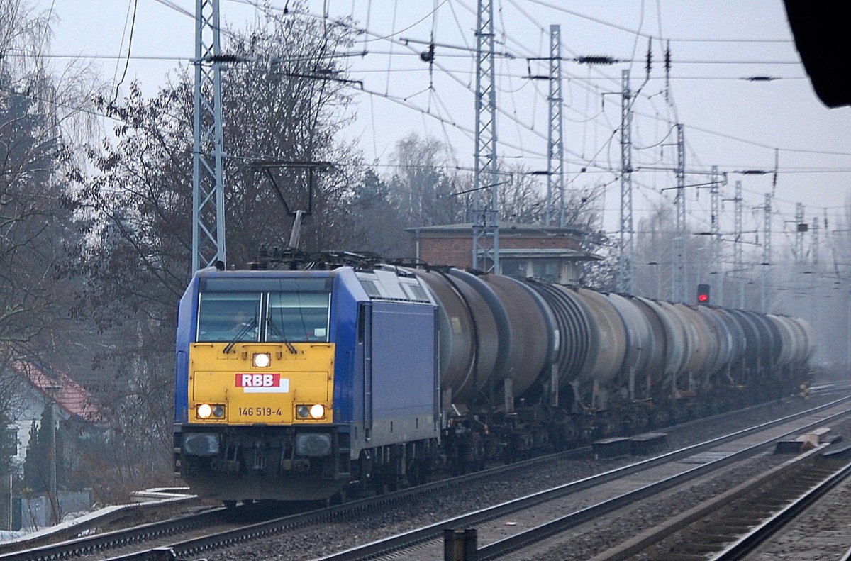 Captrain-Leistung mit 146 519-4 und Kesselwagenzug Richtung Schwedt am 17.01.14 im nebligen Berlin-Karow. 